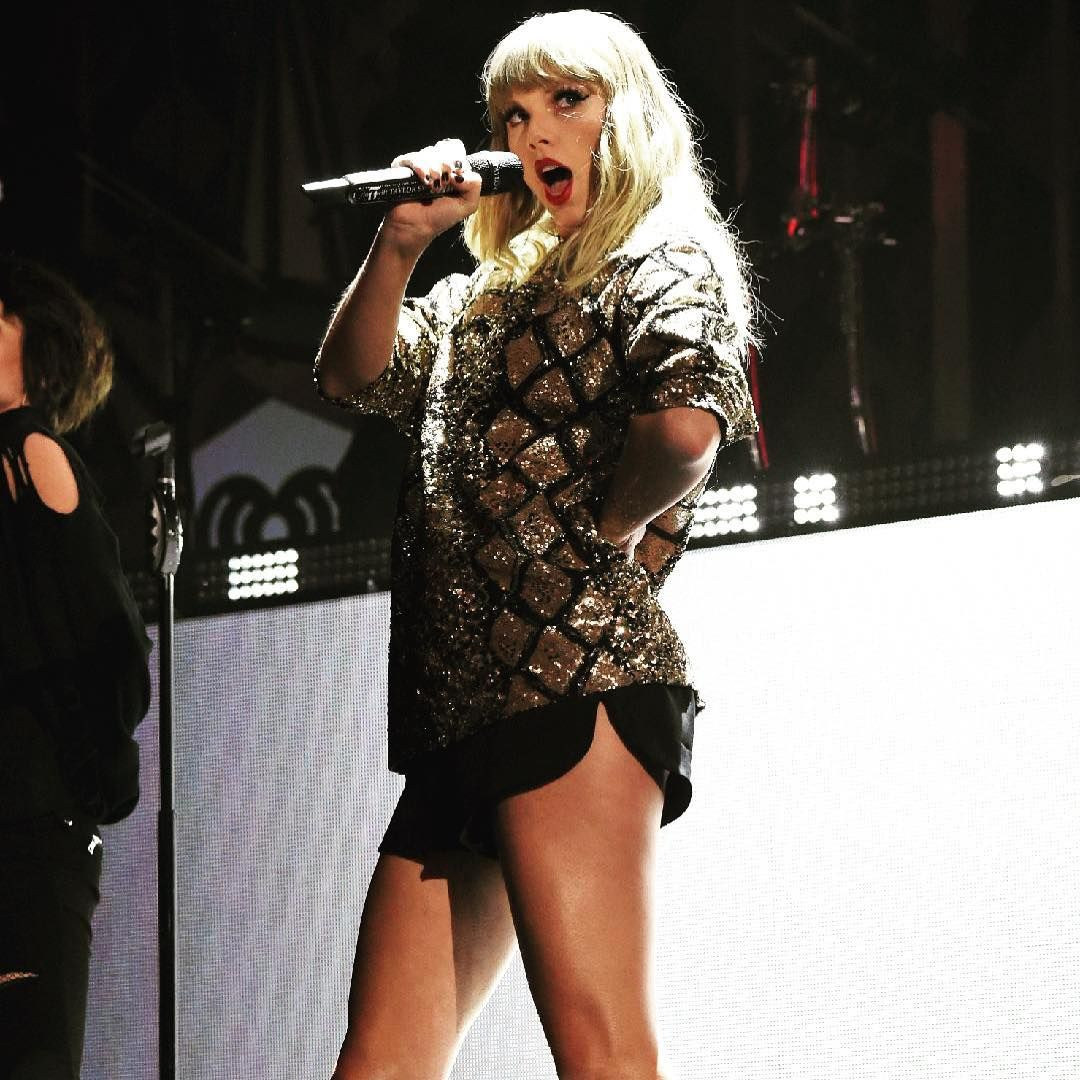 Taylor Swift Taylor Swift posing for the fans
