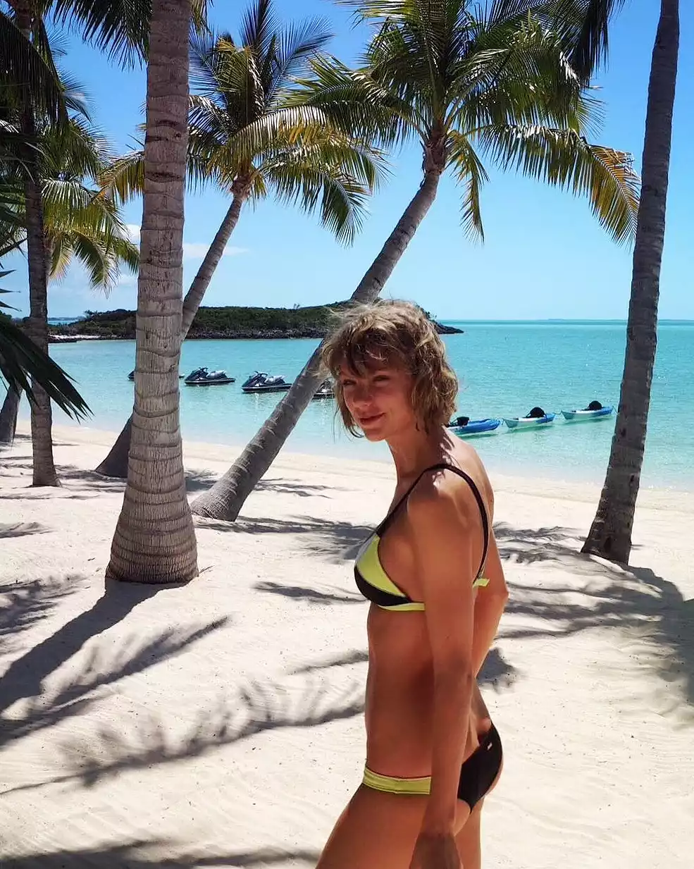 Taylor Swift Taylor Swift at the beach