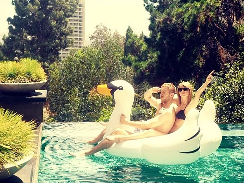 Taylor Swift Taylor Swift enjojying at home