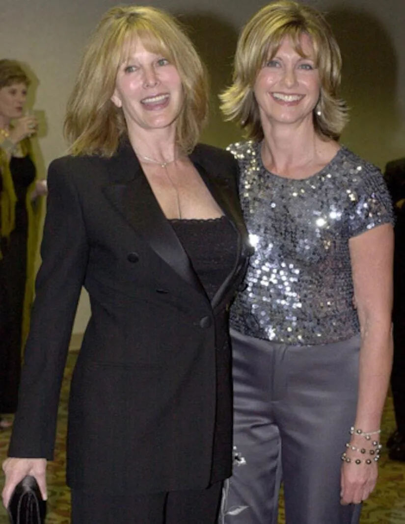 Olivia Newton John Dame Olivia Newton John with her sister rona newton John