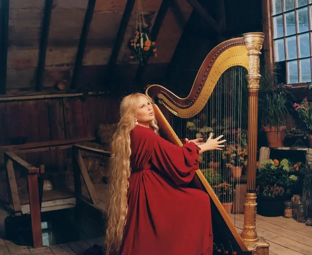 Kiernan Shipka Jennifer Coolidge