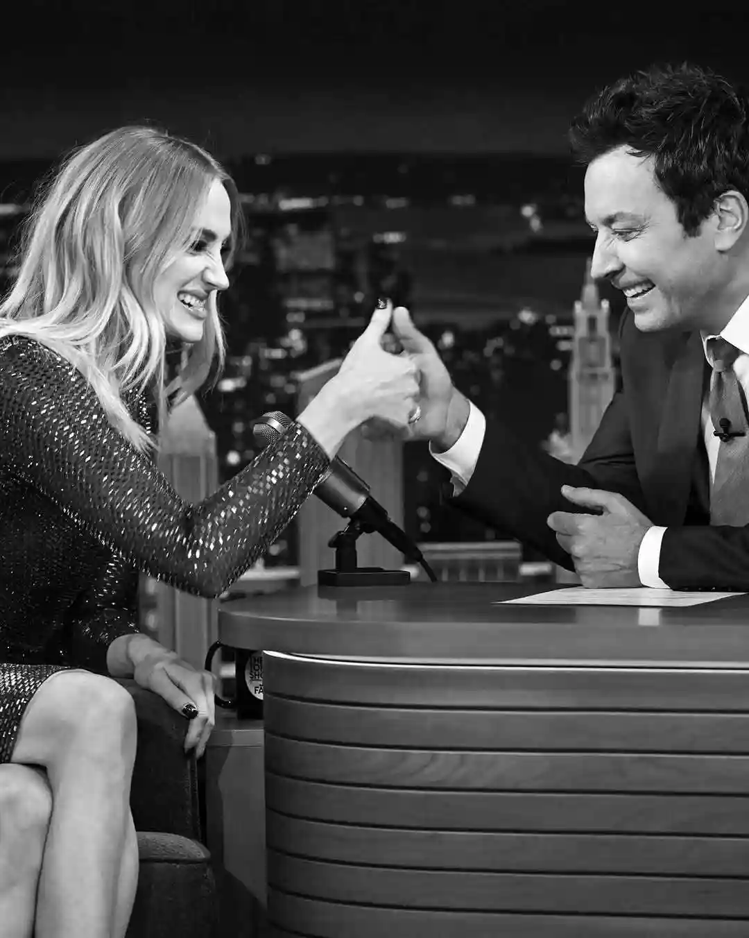 Sophie Turner Sophie Turner and Jimmy Fallon Thumb Wrestling