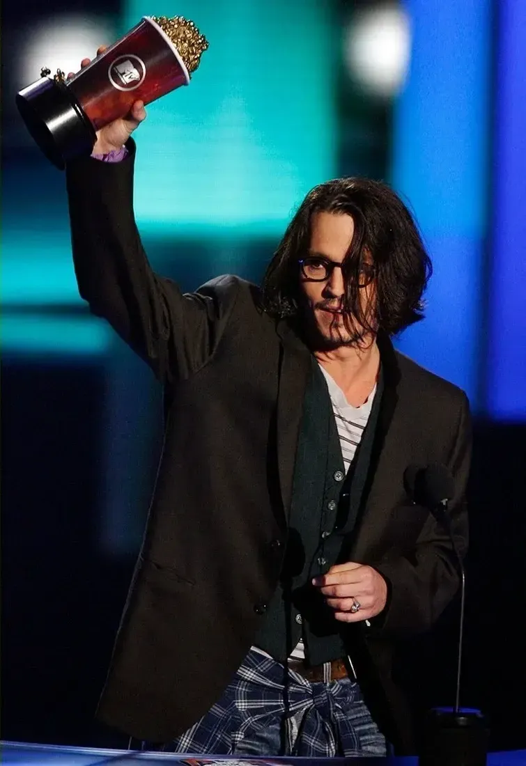 Johnny Depp johnny depp win MTV Movie Award in 2004