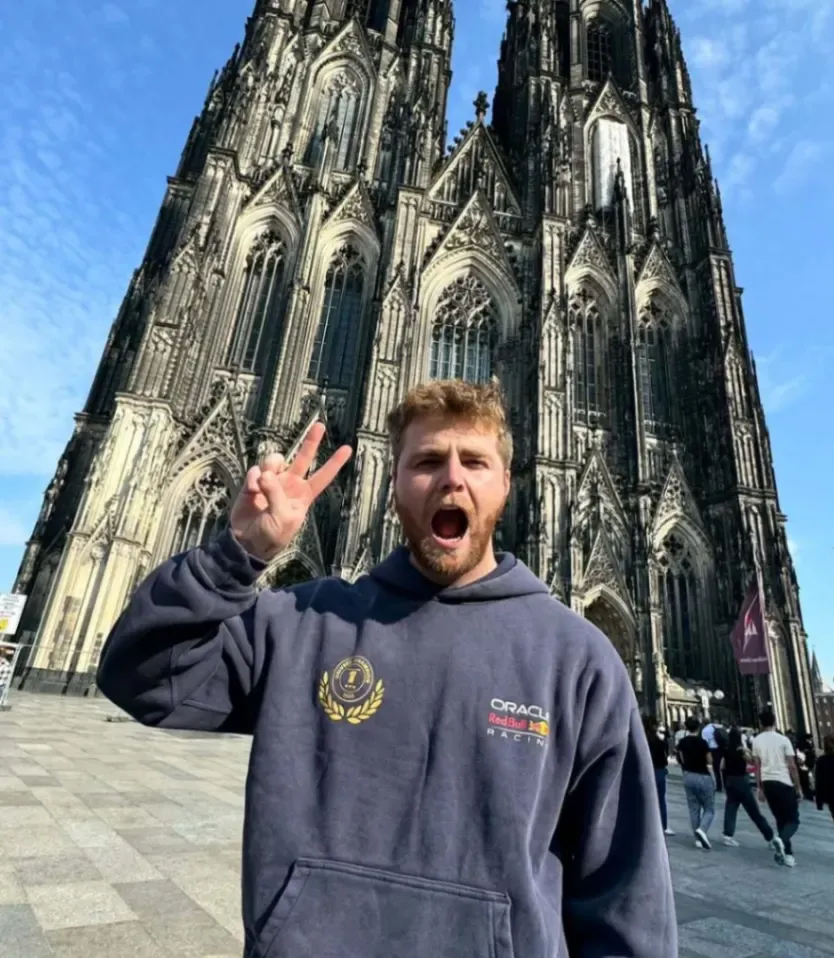 Alex Warren Alex Warren travelling